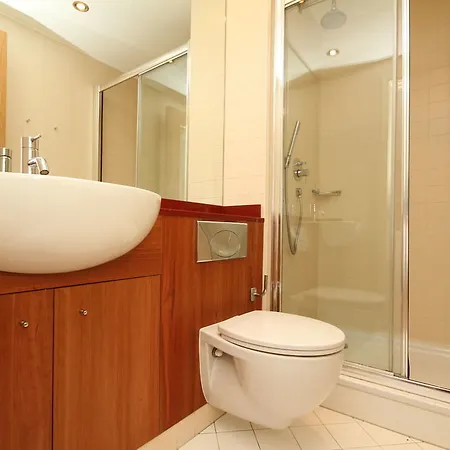 Foley Street Apartment *